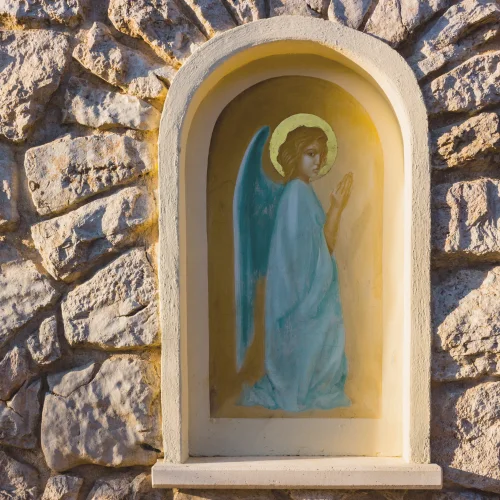 Affresco di un angelo in una nicchia di pietra